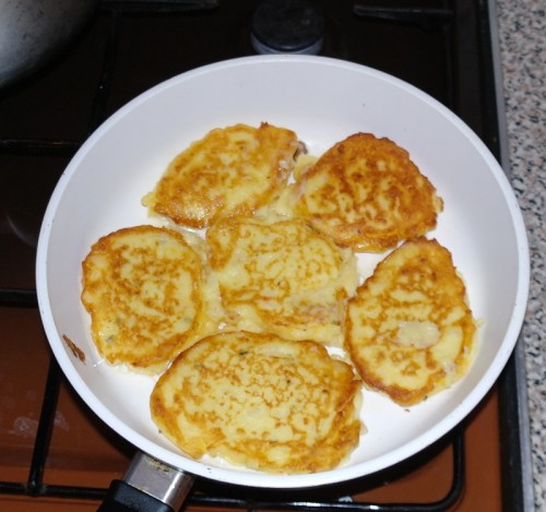Картофельные оладьи из пюре рецепт с фото на сковороде пошагово с фото